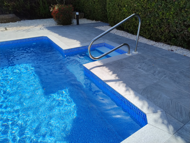 Roman steps for easy pool access